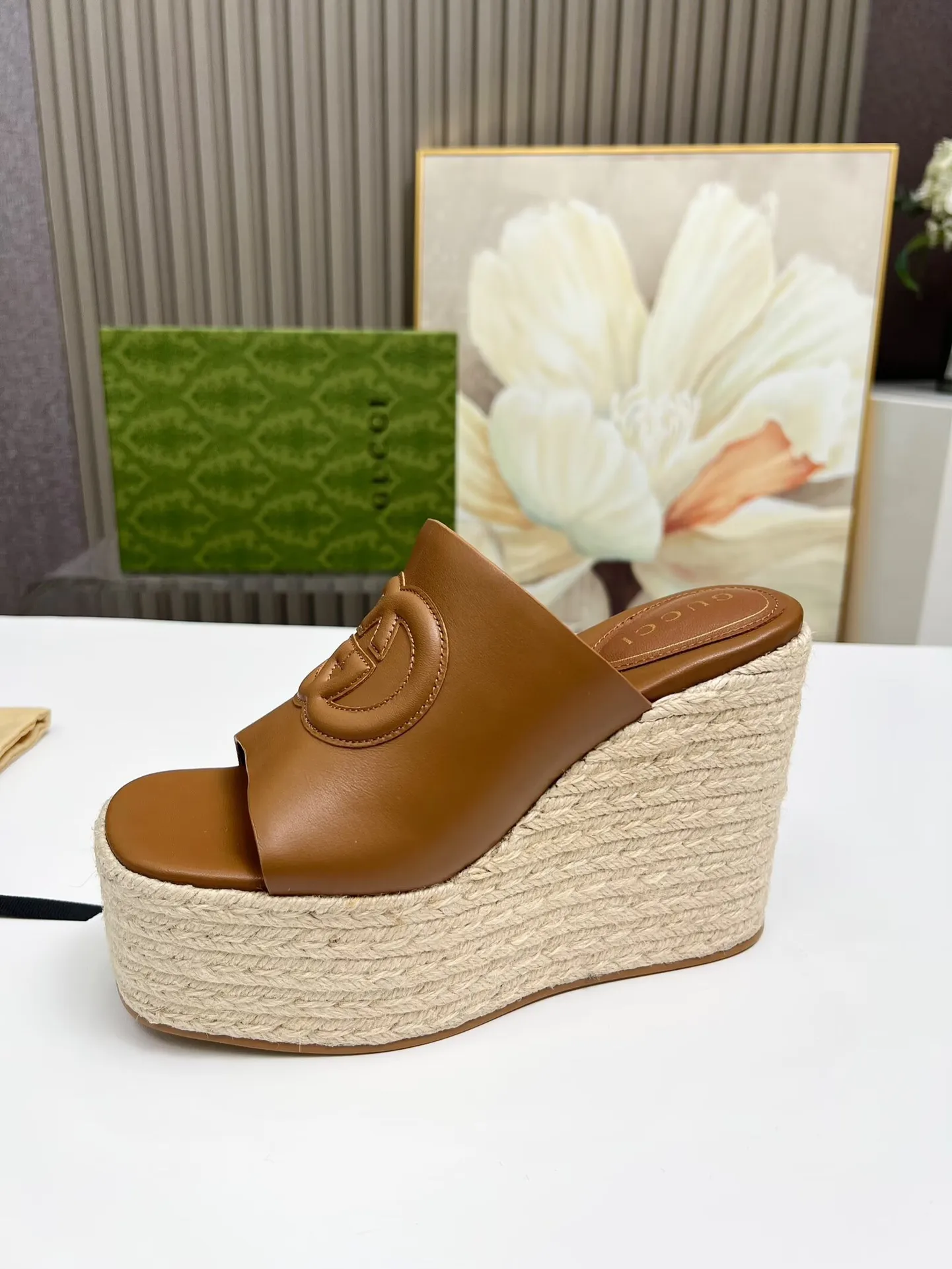 👟👟Ex-factory price 460👟👟 Gucci's new slippers, fashionable, high-end and full of personality✅ Very stable, comfortable and durable for daily use, convenient and unique for daily matching, a must-have classic for summer, the upper is made of GUCCI brand stitching Fabric: cowhide Lining/foot pad: sheepskin Water platform height: 11cm Color: black, white, brown Code number: 35-42 (41 and 42 need to be customized) Packaging: Comes with cloth bag and card.